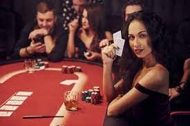 Ilustrasi hiburan online sports dan casino di perangkat mobile dengan akses mudah
